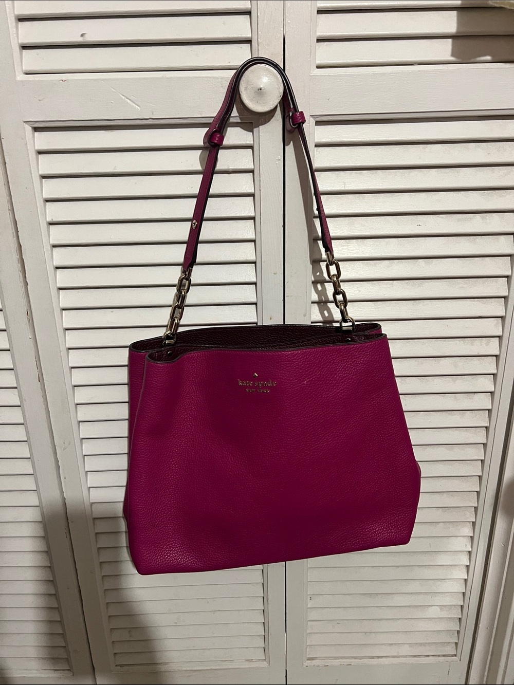 kate spade fuchsia pebble leather shoulder bag with chain-link strap